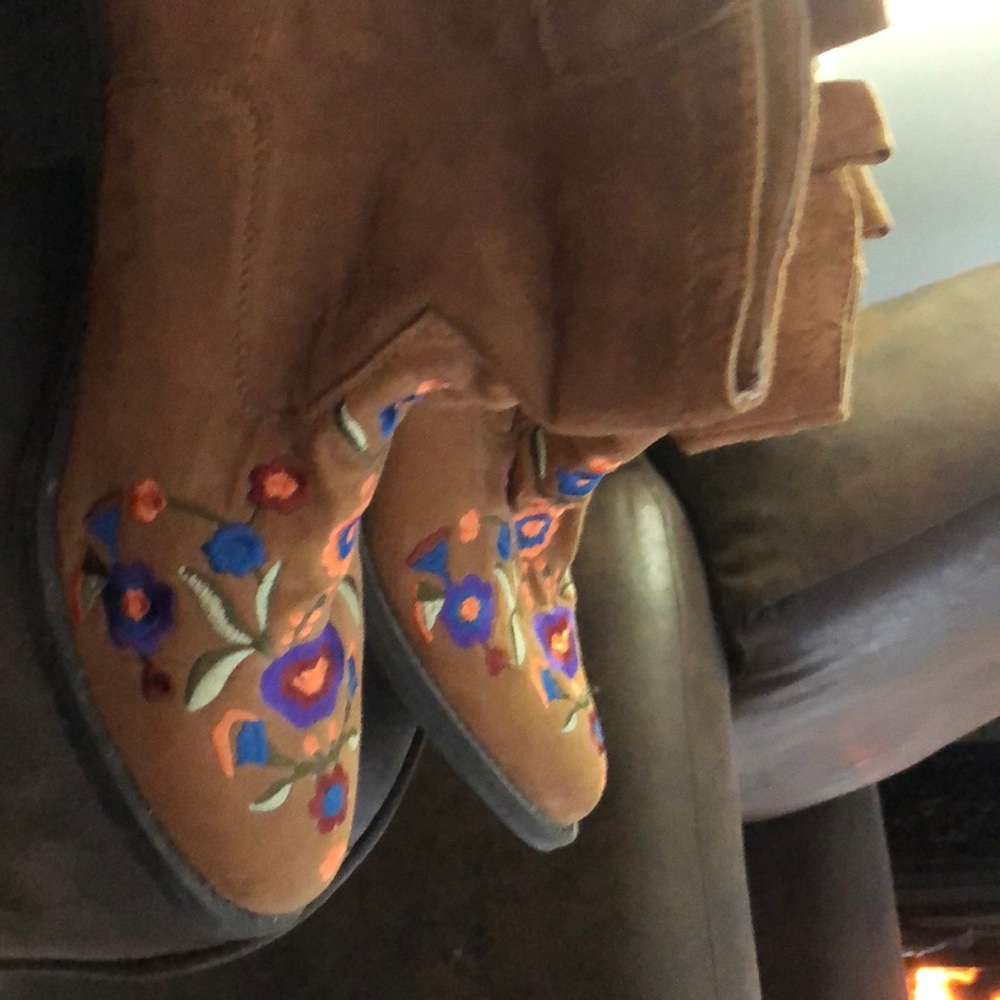 Size 7.5 super cute, boho style brown faux suede MUDD ankle boots. So trendy - Picture 5 of 6